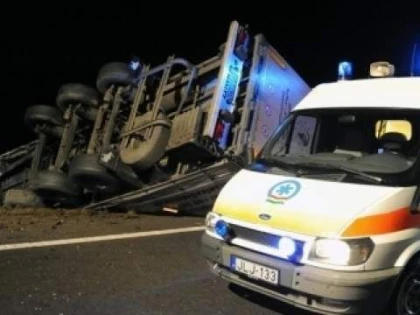 UN AUTOCAR IN CARE SE AFLAU 28 DE ROMANI S-A RASTURNAT LA MAKO