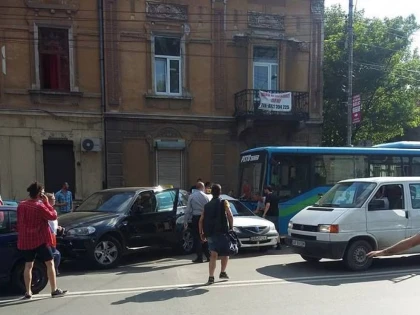 UN AUTOCAR SI CINCI MASINI, IMPLICATE INTR-UN ACCIDENT LA SINDICATE (FOTO-VIDEO)