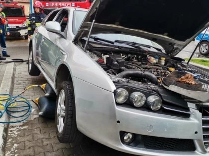 Un autoturism a luat foc în benzinăria de pe strada Cocorilor