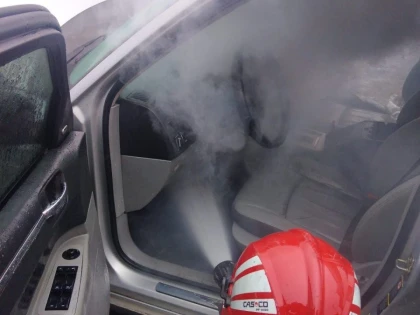 Un autoturism a luat foc în municipiul Arad. Șoferul a reușit să iasă la timp din mașină