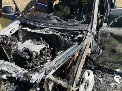 Un autoturism parcat a ars ca o torță, iar un microbuz a luat foc de la roata din spate