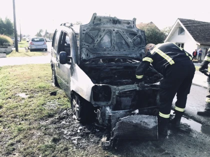 Un autoturism parcat în fața unei case din Zimandu Nou a ars în totalitate