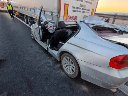 Un autoturism s-a făcut praf după ce a intrat în spatele unui TIR, pe Autostrada Nădlac - Deva