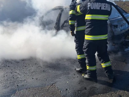Un autoturism s-a făcut scrum pe DN 79, la intersecția cu Nădab