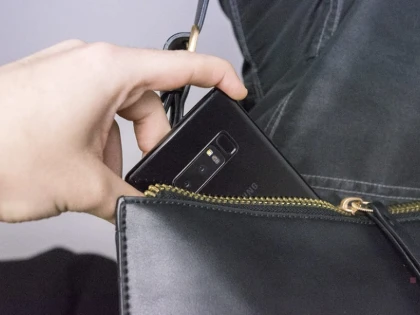 Un băiat de 17 ani a sustras un telefon din buzunarul unei femei, la Boul Roșu