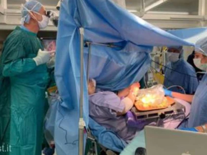 Un băiat în vârstă de 10 ani din Italia a fost operat de cancer, pe acorduri de pian