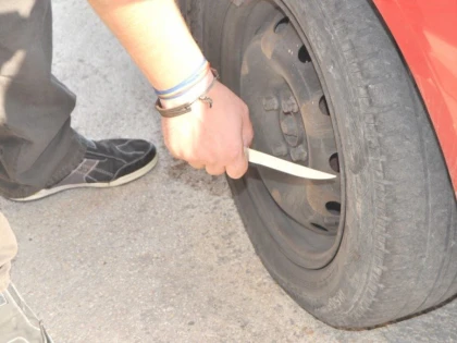 Un bărbat a distrus anvelopele a două mașini în Chișineu-Criș
