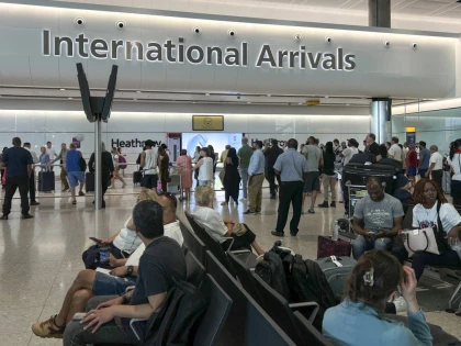 Un bărbat a fost arestat după ce pe aeroportul Heathrow a fost găsit uraniu