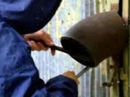 UN BARBAT A FOST PRINS IN FLAGRANT IN TIMP CE FURA BUNURI DINTR-UN GARAJ