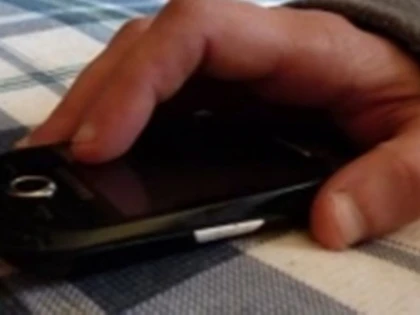 UN BARBAT A FURAT UN TELEFON MOBIL DINTR-UN LOCAL