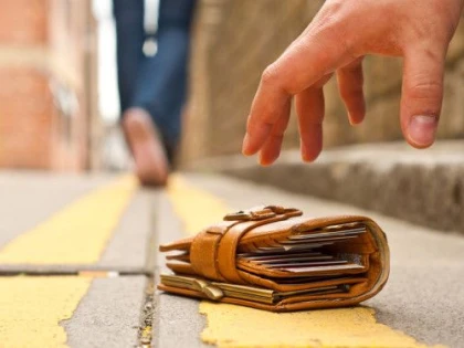 UN BARBAT A GASIT UN PORTOFEL CU PESTE 3000 DE EURO SI L-A PREDAT LA POLITIE