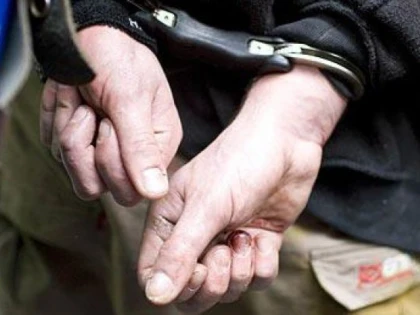 UN BARBAT A INCERCAT SA-SI OMOARE TATAL SI FRATELE CU O SABIE
