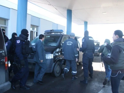 UN BĂRBAT A ÎNCERCAT SĂ TREACĂ FRONTIERA ASCUNS SUB O PĂTURĂ