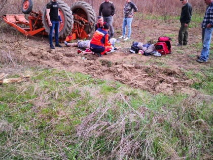 Un bărbat a murit la Dumbrăvița, după ce un tractor a căzut peste el