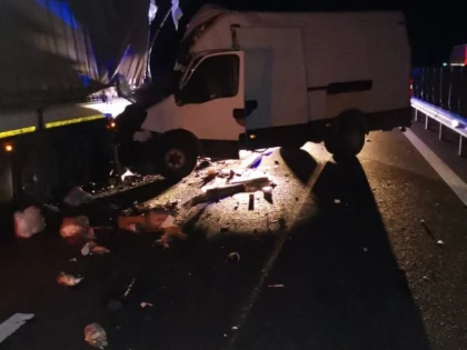 Un bărbat a murit pe A1, în apropiere de Nădlac, în urma unui impact dintre un microbuz și un TIR