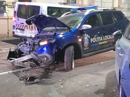 Un bărbat băut a furat o mașină a Poliției Locale Arad și a făcut-o praf pe strada Episcopiei