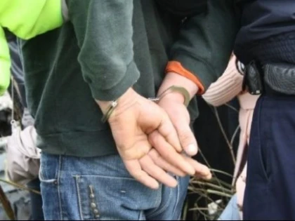 Un bărbat căutat de autorități a fost prins la Vinga
