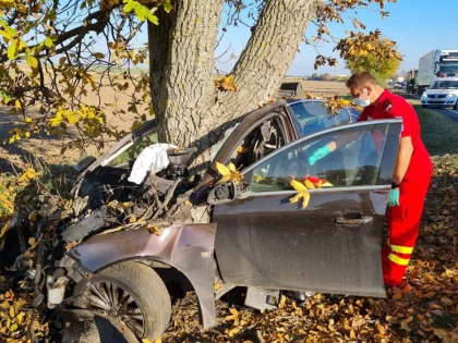 Un bărbat de 44 de ani a murit după ce a intrat cu mașina în copac