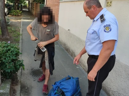 Un bărbat de 46 de ani, prins de polițiști după ce a distrus mai multe mașini parcate pe centru