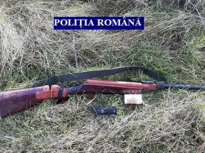Un bărbat de 50 de ani din Zimandul Nou deținea ilegal o armă, la domiciliul său
