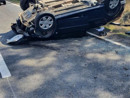 Un bărbat de 52 de ani din Beliu a pierdut controlul volanului și s-a răsturnat cu mașina