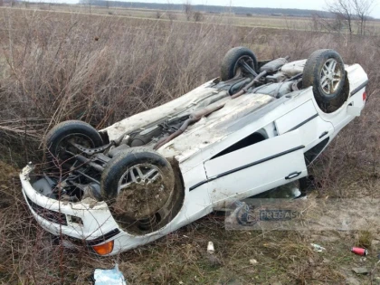 Un bărbat de 65 de ani s-a urcat băut la volan și s-a răsturnat cu mașina în șanț