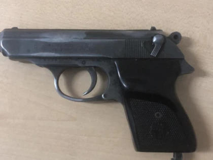 Un bărbat de 84 de ani a amenințat cu pistolul pe unul de 23 de ani, din gelozie