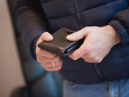 Un bărbat din Arad a găsit un portofel în care erau droguri. Polițiștii l-au găsit pe proprietar și l-au dus imediat la audieri