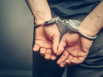 Un bărbat din Arad și-a ars soția cu un trabuc și a bătut-o în fața copilului. Agresorul a fost arestat preventiv