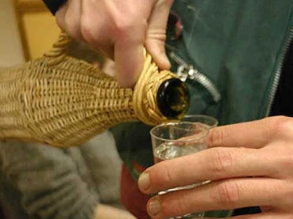 UN BARBAT DIN BUTENI A FURAT TUICA UNUI CONSATEAN