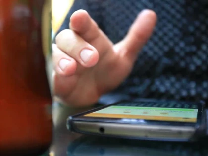 Un bărbat din Pâncota a furat un telefon de 4.000 de lei, l-a vândut cu 300 și a jucat banii la păcănele