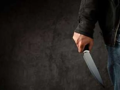 Un bărbat din Prunișor, înarmat cu un cuțit, a încercat să spargă ușa pentru a intra peste propria mamă