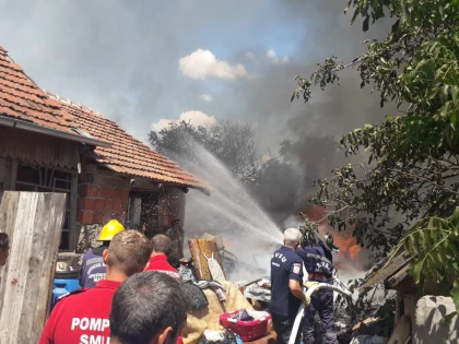 Un bărbat din Sânmartin a fost la un pas să rămână fără casă, după ce a dat foc vegetației uscate din curte