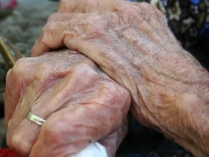 Un bărbat din Sântana și-a bătut mama, în vârstă de 67 de ani