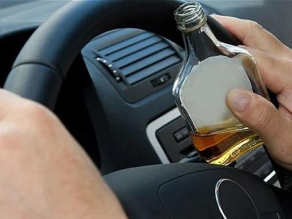 Un bărbat din Vărădia de Mureș, prins la volan fără permis și sub influența alcoolului