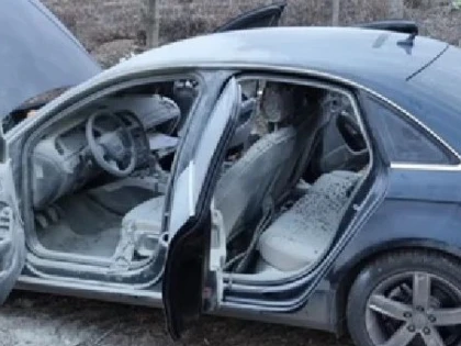 Un bărbat drogat s-a certat cu iubita, a băgat-o în portbagaj și a dat foc mașinii