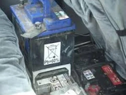 UN BARBAT ESTE BANUIT CA A FURAT ACUMULATORUL UNEI MASINI