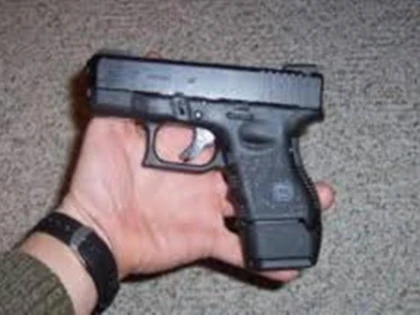 UN BARBAT ESTE CERCETAT PENTRU DETINERE ILEGALA DE ARME