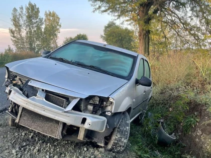 Un bărbat este în stare gravă după ce a ieșit cu mașina din decor, pe drumul Horia - Șiria