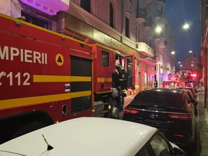Un bărbat și-a dat foc în scara unui bloc de pe strada Vasile Goldiș