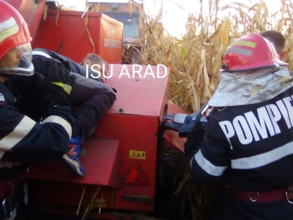 Un bărbat și-a prins mâna în combină. A fost salvat de intervenția pompierilor