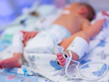 Un bebeluş de nouă zile internat cu COVID-19 a fost externat sănătos