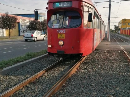 Un bihorean a fost reținut, după ce a condus drogat, a intrat cu mașina într-un tramvai și a fugit de la locul accidentului