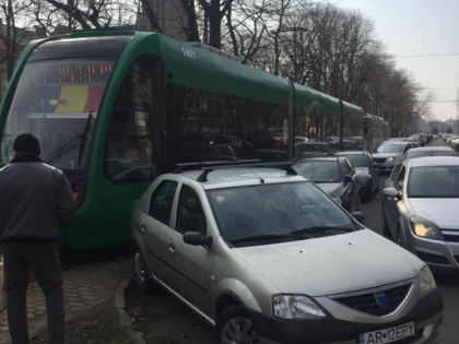 Un „bizon“ a blocat circulația tramvaielor în centrul Aradului