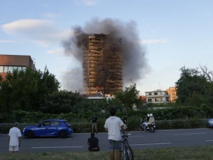 Un bloc de 20 de etaje din Milano a luat foc