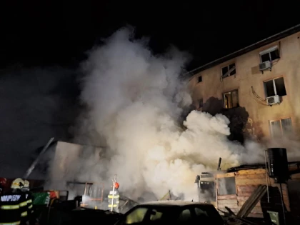 Un bloc de pe Cocorilor a fost evacuat, după ce faţada acestuia s-a aprins de la o anexă cuprinsă de flăcări