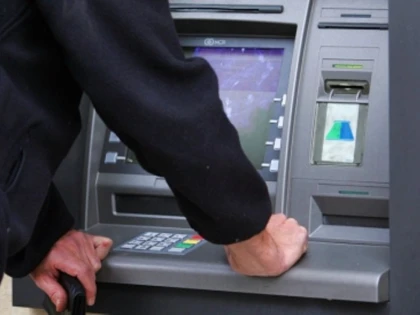 Un cămătar din Mișca s-a făcut stăpân pe cardurile de salarii ale celor pe care-i împrumuta cu bani