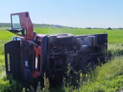 Un camion cu lapte s-a răsturnat în sensul giratoriu din Aradul Nou, la intrarea spre autostradă (video)