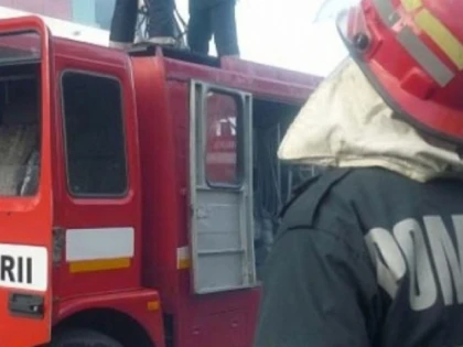 UN CAMION DIN ARAD A LUAT FOC PE AUTOSTRADA A1, LANGA SIBIU