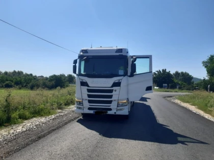 Un camion din Zalău a distrus asfaltul proaspăt turnat pe Pâncota-Buteni